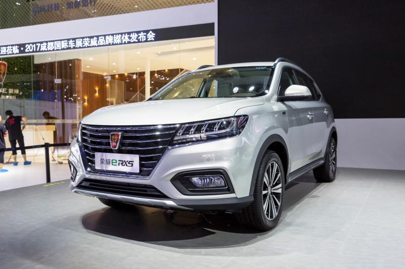 全新荣威950、荣威e950定义“高级轿车” 成都车展亮相售价16.88万起 互联网汽车上市一周年 系统升级带来颠覆式进化